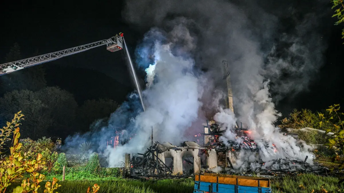 Bauernhaus steht in Flammen: 28.09.2026, Baden-Württemberg, Gutach (Schwarzwaldbahn): Einsatzkräfte bekämpfen in der Nacht auf Montag einen Brand eines Bauernhauses in Gutach (Schwarzwaldbahn) im Ortenaukreis. Foto: Marius Bulling/onw-images/dpa +++ dpa-Bildfunk +++