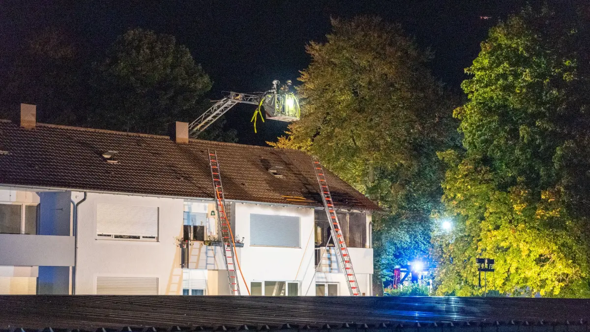 Die Feuerwehr war wegen eines Balkonbrandes in Meßstetten im Großeinsatz.