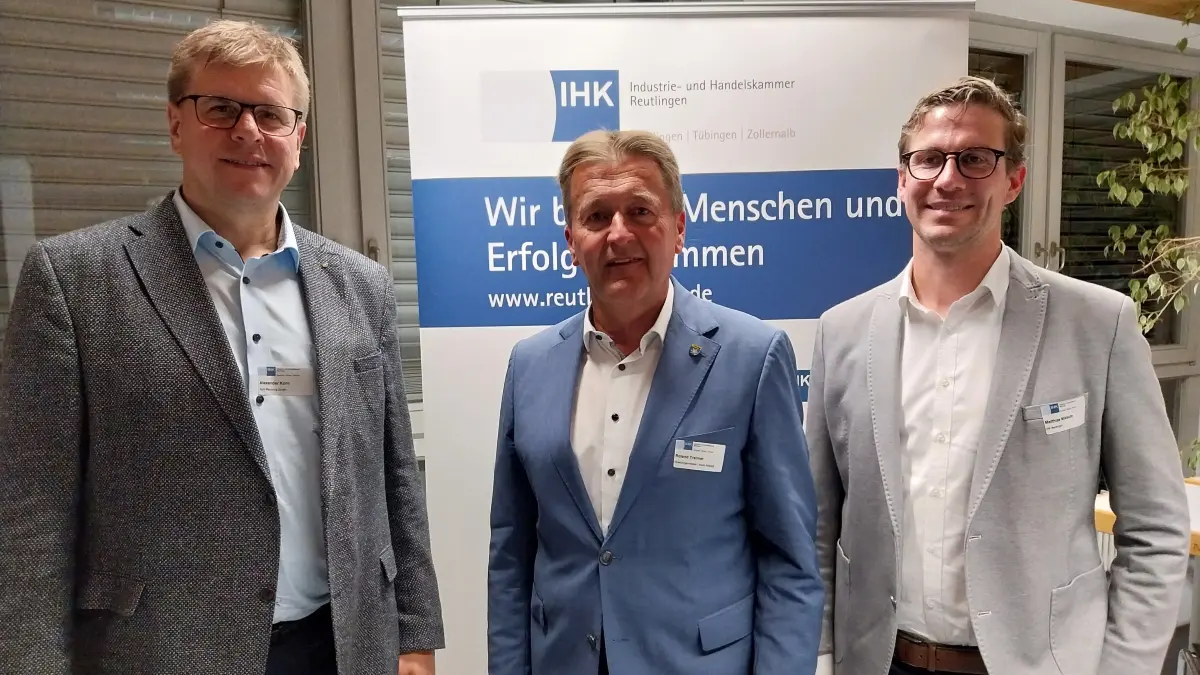 Alexander Korn, stellvertretender Leiter des IHK-Gremiums im Zollernalbkreis (von rechts), blickt mit Oberbürgermeister Roland Tralmer und Matthias Miklautz (Leiter der IHK-Geschäftsstelle im Zollernalbkreis) auf die wirtschaftliche Situation in Albstadt.