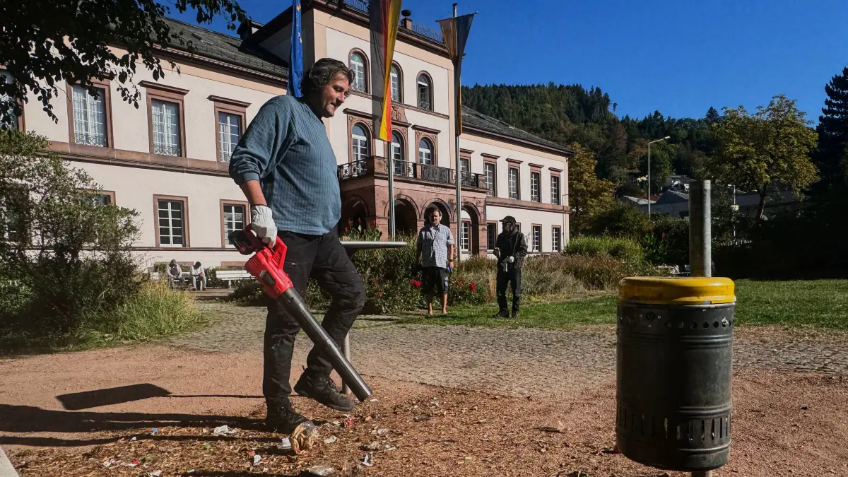 Ludwig (42) mit dem Gebläse, das er der gekauft hat. Das Schloss im Hintergrund ist der Grund: Am Wochenende wird dort oft geheiratet.