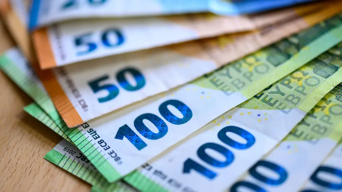 Geld: ILLUSTRATION - Geldscheine liegen auf einem Tisch.
Milliardärinnen und Milliardäre besitzen wahnsinnig viel davon: Geld. (zu dpa: «Falscher Polizist erbeutet 40.000 Euro von Seniorin»)