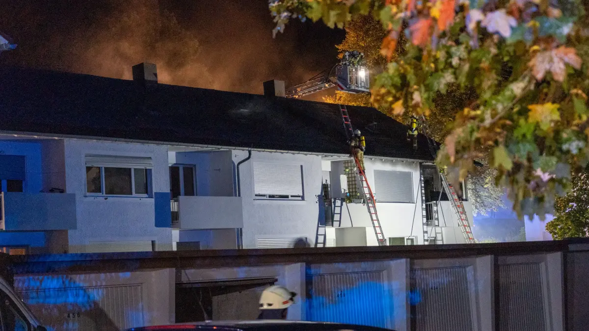Die Feuerwehr war wegen eines Balkonbrandes in Meßstetten im Großeinsatz.