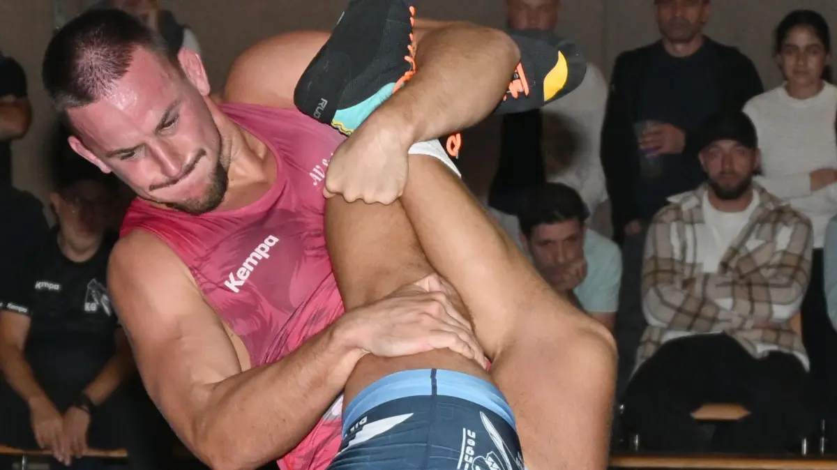 AVS-Athlet Simone Iannattoni (rotes Trikot) hatte Heshmat Akbari sicher im Griff und schulterte ihn nach 15:0 Führung.