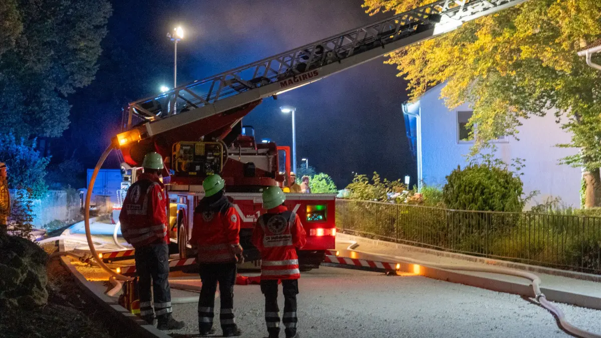Die Feuerwehr war wegen eines Balkonbrandes in Meßstetten im Großeinsatz.
