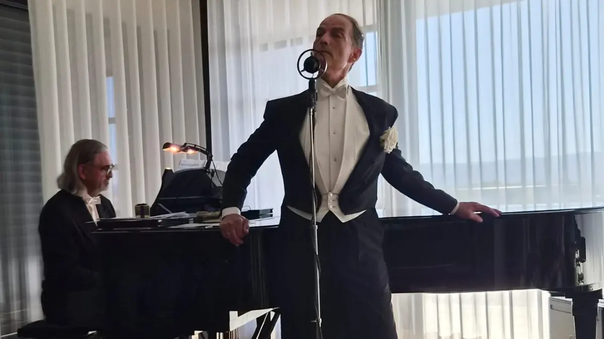 Denis Wittberg und sein Pianist Jörg Walter Gerlach entführten das Publikum in die musikalische Welt der goldenen Zwanziger und frühen Dreißigerjahre.