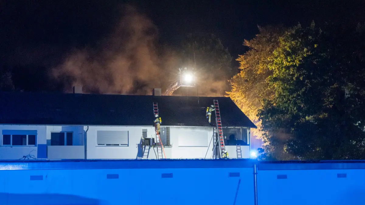 Die Feuerwehr war wegen eines Balkonbrandes in Meßstetten im Großeinsatz.