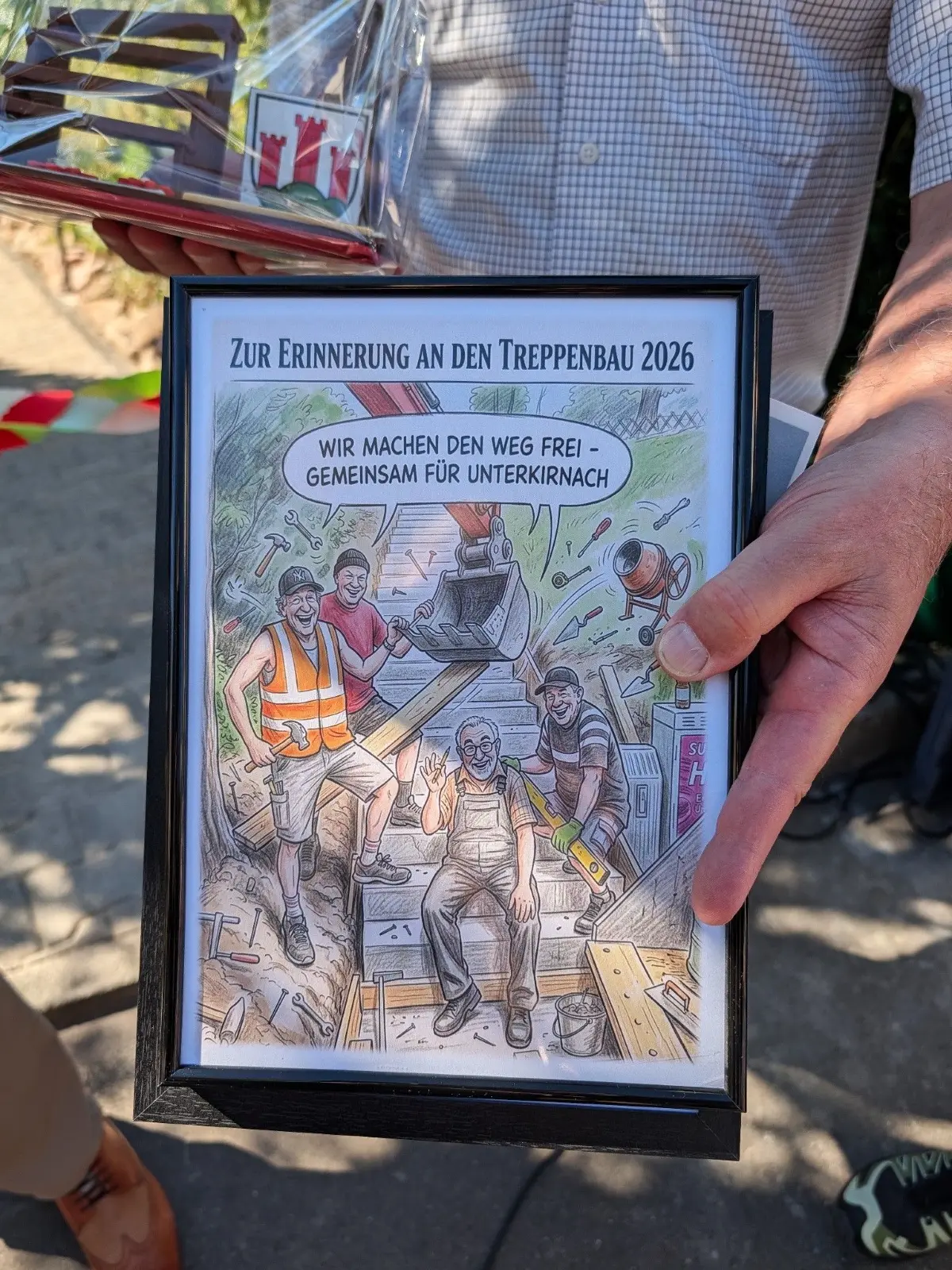 Ein Andenken gab es für jeden der vier Bautraupp-Helfer.