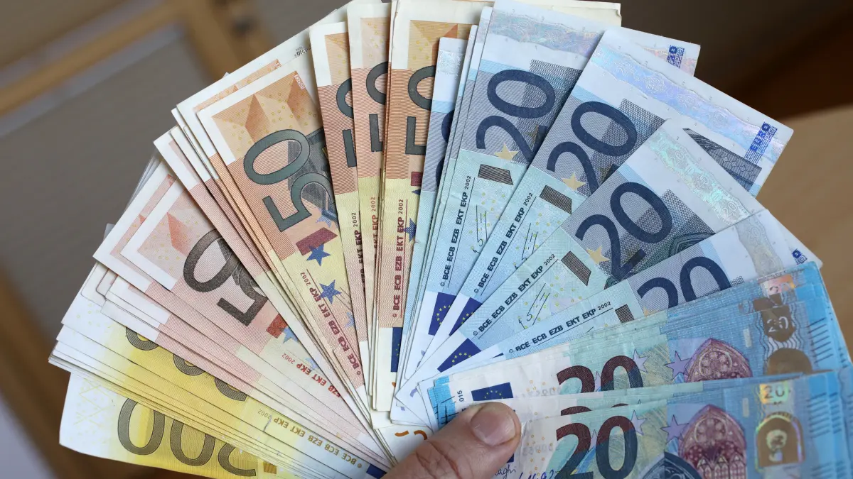 ARCHIV - 24.05.2019, Mecklenburg-Vorpommern, Rostock: Sichergestelltes Falschgeld wird bei einem Pressetermin in der Bundesbank-Filiale präsentiert. (zu dpa «Halbjahreszahlen Falschgeld») Foto: Bernd Wüstneck/ZB/dpa +++ dpa-Bildfunk +++