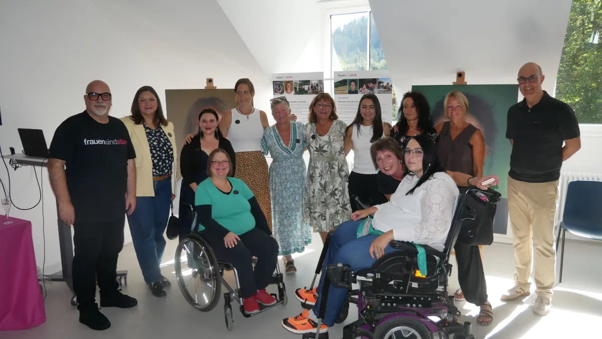 von links: Fotograf Jens Braun, die Gleichstellungsbeauftrage des Landkreises Rottweil Konstanze Messner, Libertad Kriegeskotte, Janina Allgeier, Nina Drewniok, Petra Dufner, Christine Fichter, Incoronata Schmider, Journalistin Martina Baumgartner, Manuela Sauer, Yvonne Arnold, Claudia Dieterle und Bürgermeister-Stellvertreter Axel Rombach