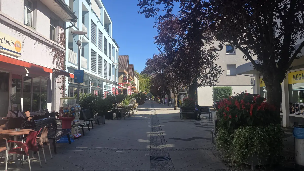 Immer wieder wird unberechtigterweise durch die Rheinfelder Fußgängerzone gefahren. Poller sollen dies verhindern.