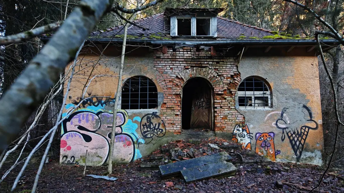 Heute ist die Eschachklause eine verwilderte und zurückgelassene Ruine mitten im Dickicht.