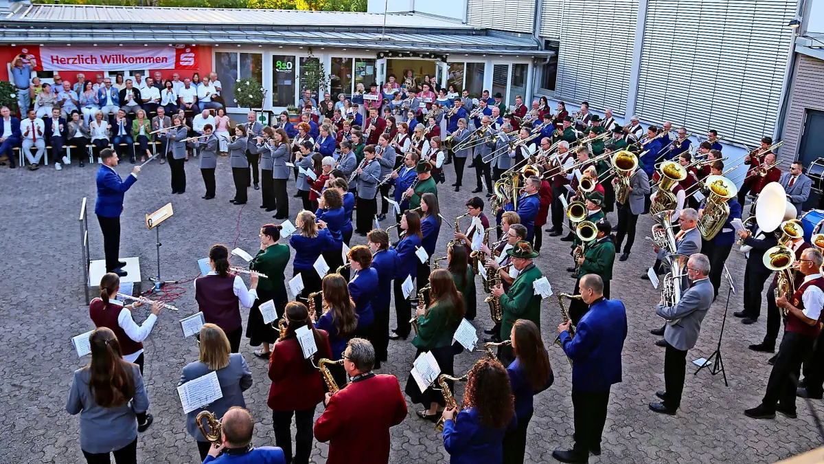 Beim Sternmarsch kamen alle fünf Ettenheimer Orchester zusammen. Gemeinsam sorgten sie bei der Eröffnung des Festwochenendes für ein musikalisches Spektakel in Wallburg.