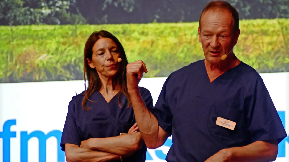 Daniela Schultz-Lampel und Alexander Lampel ermuntern in einem lebendigen Vortrag keine falsche Scham vor urologischen Problemen zu haben und umgehend einen Fachklinik aufzusuchen.