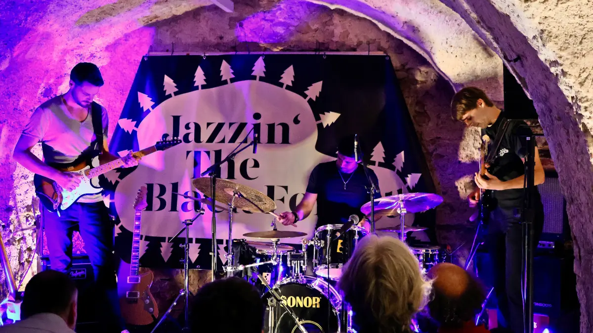 Nineteen Echoes bringen beim Festivalabend im Abt-Gaisser-Haus in Villingen regionale Nähe und viel musikalische Beweglichkeit auf die kleine Kellerbühne.