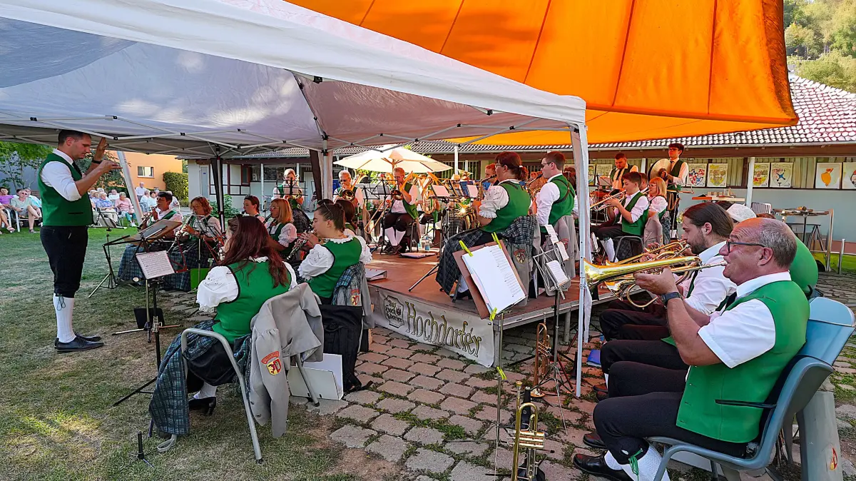 Musikalische Spitzenleistung unterm mitgebrachten Pavillon - die Musiker aus Obertalheim sorgten für einen gelungenen Abschluss der Musikcocktails 2026.