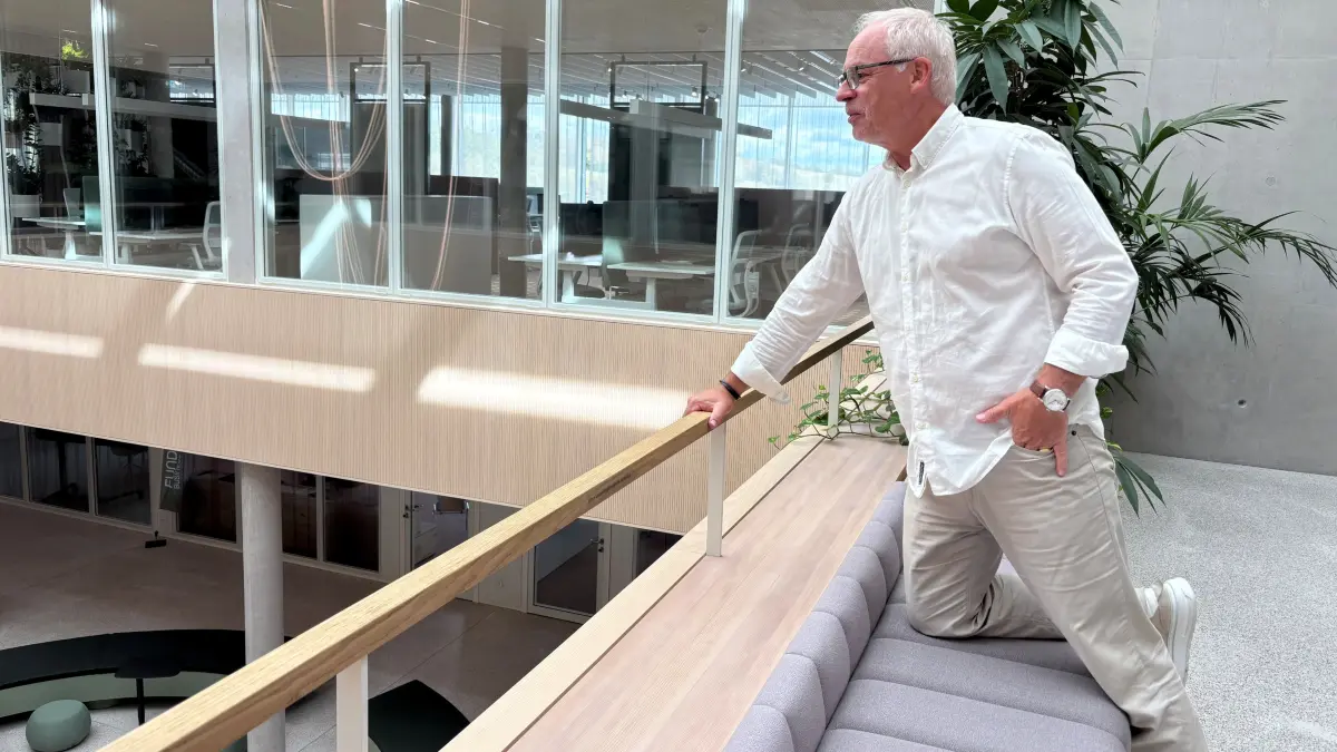 Ganz locker an der Brüstung: Fundera-Geschäftsführer Georg Hähn schaut zufrieden in den drei Stockwerke umfassenden Saal: Das Business-Forum des Medizintechnik-Unternehmens Ewimed ist angekommen am neuen Standort