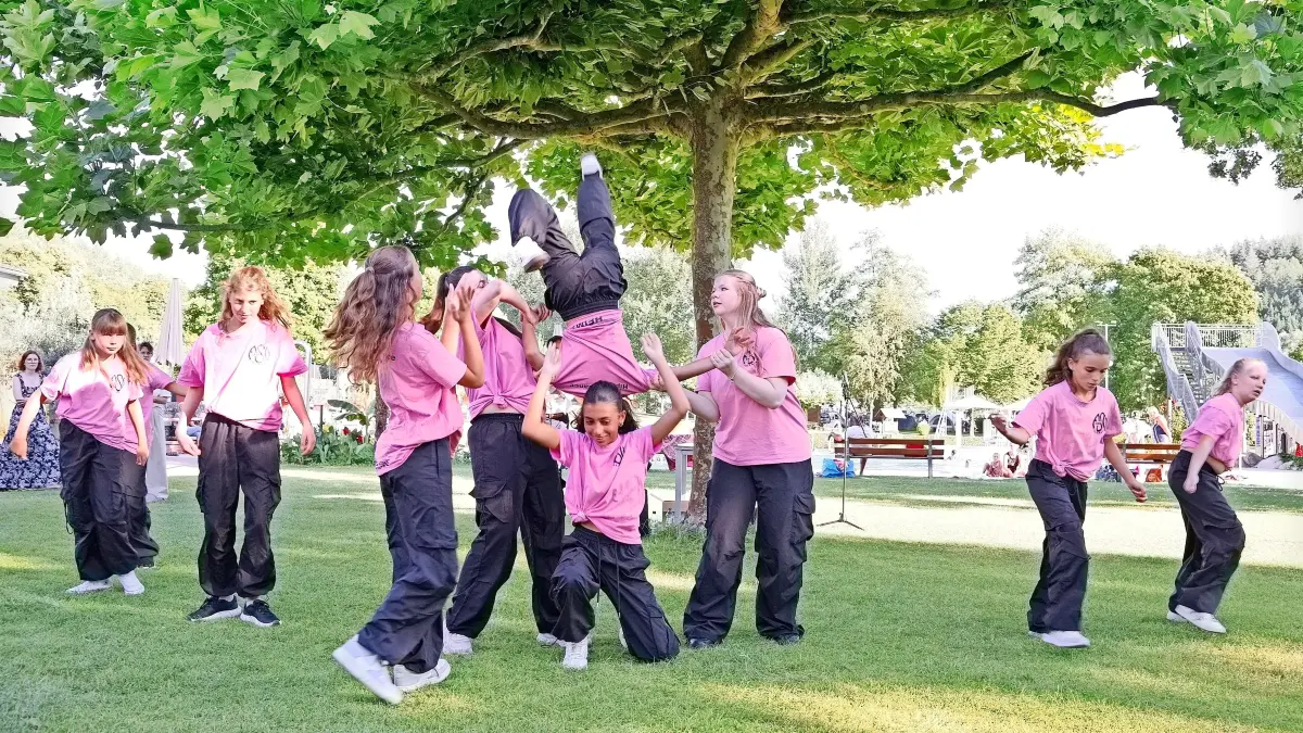 Die Hip-Hop Gruppe des FSV Seelbach bei einem Auftritt im Sommer. Am Samstag stehen Jugendliche im Bürgerhaus auf der Bühne.