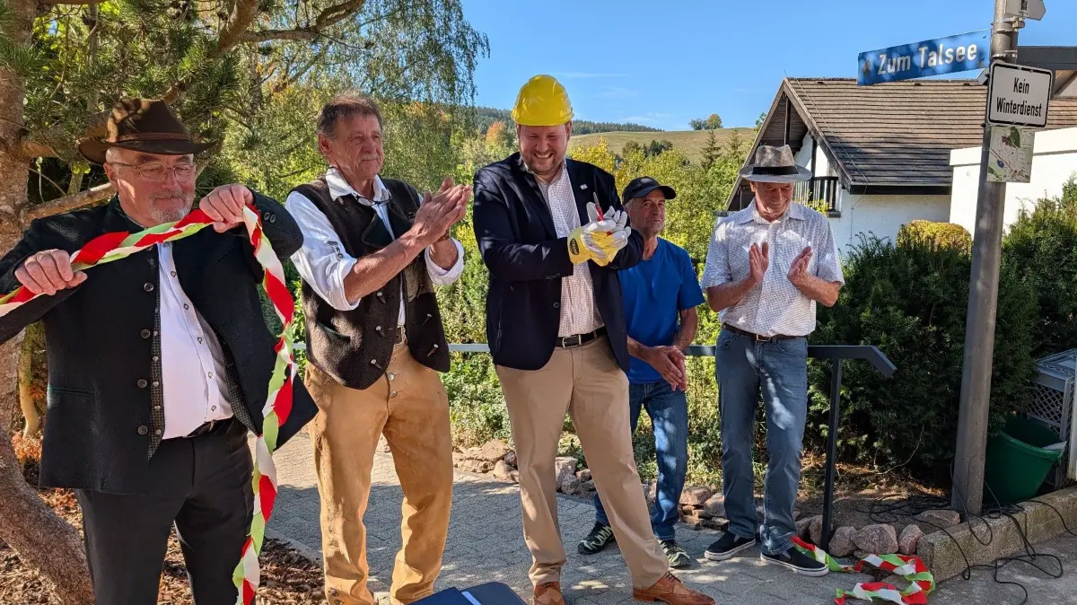 Die Treppe wird freigegeben von Helfertrupp Berthold Hettich (von links), Fritz ayer, Bürgermeister Felix Kuentz, Richard Löffler und Bernhard Uhl.