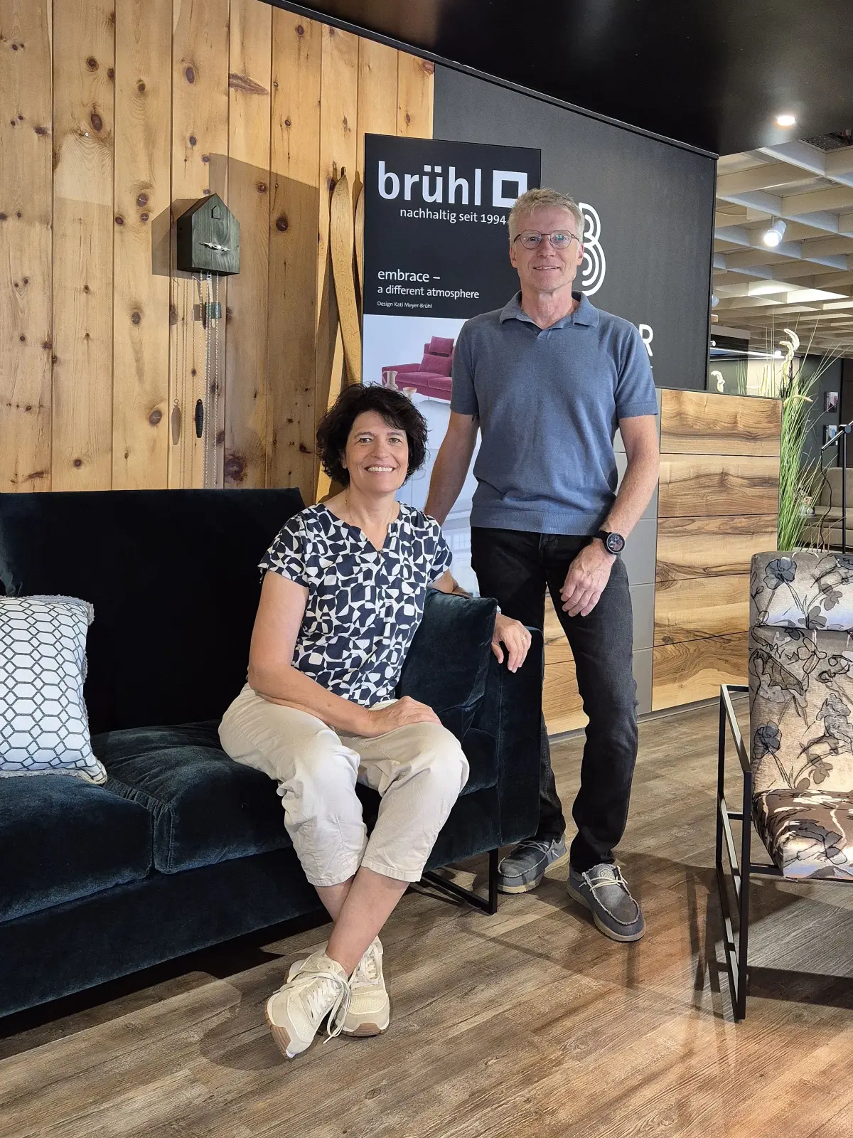 Mechthild und Joachim Bühler präsentieren mit „brühl“ beim Herbst Opening den neuen Polstermöbel-Partner im Möbelhaus.