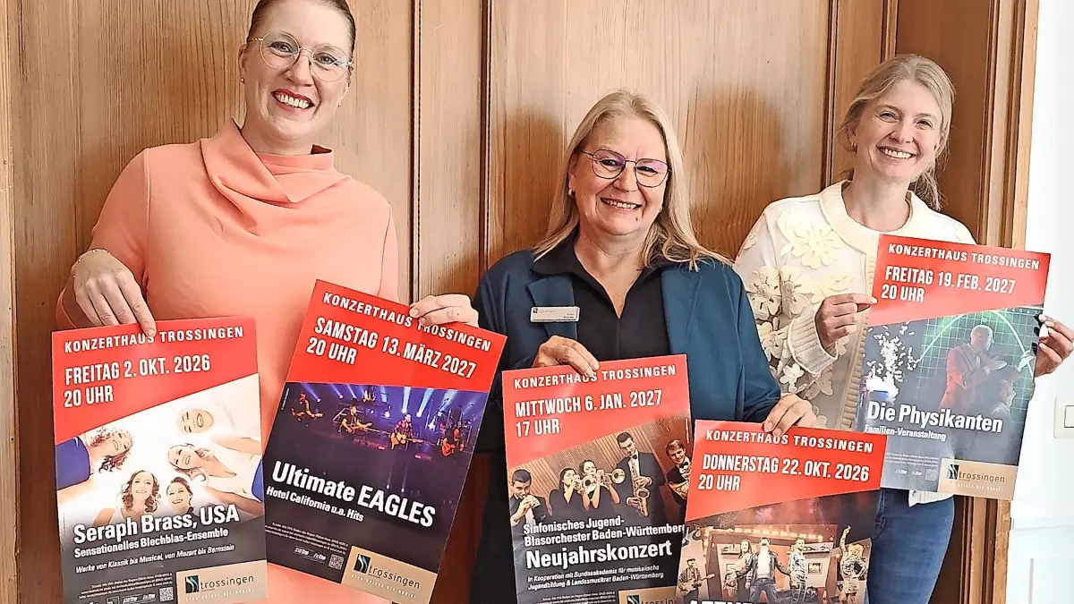 Die Plakate für die am 2. Oktober beginnende Kultursaison 2026/27 sind bereits gedruckt. Von links Hauptamtsleiterin Daniela Klimmt, Michaela Kitzke vom Kulturamt und Bürgermeisterin Susanne Irion.