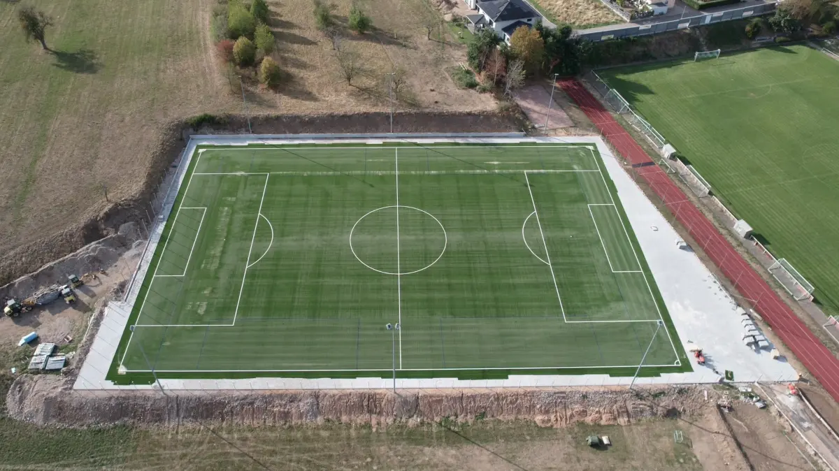 Am kommenden Wochenende, 9. und 10. Oktober, wird der neue Kunstrasenplatz des FC Hausen eingeweiht.