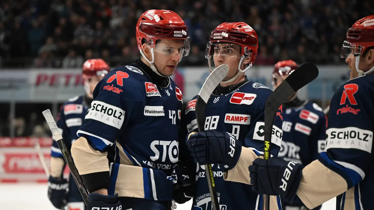 v.l.n.r. Alexander Karachun Schwenninger Wild Wings Kyle Platzer Schwenninger Wild Wings Schwenninger Wild Wings gegen Grizzlys Wolfsburg, DEL, PlayOff, Spieltag 2, Saison 2025/2026, 20260320 Schwenninger Wild Wings gegen Grizzlys Wolfsburg, DEL, PlayOff, Spieltag 2, Saison 2025/2026, 20260320 Schwenningen *** f l n r Alexander Karachun Schwenninger Wild Wings Kyle Platzer Schwenninger Wild Wings Schwenninger Wild Wings vs Grizzlys Wolfsburg, DEL, PlayOff, Matchday 2, Season 2025 2026, 20260320 Schwenninger Wild Wings vs Grizzlys Wolfsburg, DEL, PlayOff, Matchday 2, Season 2025 2026, 20260320 Schwenningen Copyright: xEibner-Pressefoto/SvenxLaeglerx EP_SVL