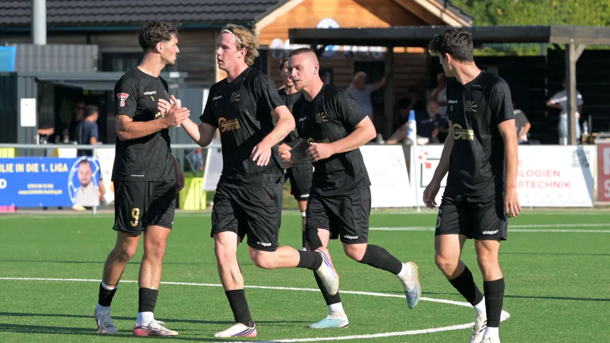 Louis Leberer (Nummer 17) bejubelt den 1:1-Ausgleich des FC 08 Villingen in Reutlingen.
