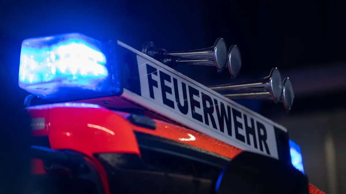 Feuerwehr: ARCHIV - 12.02.2025, Baden-Württemberg, Stuttgart: Ein Einsatzfahrzeug der Feuerwehr steht mit Blaulicht bei der Feuerwache 5 Filder (gestellte Szene). (zu dpa: «Brand in Wuppertaler Wohnhaus - ein Toter») Foto: Marijan Murat/dpa +++ dpa-Bildfunk +++