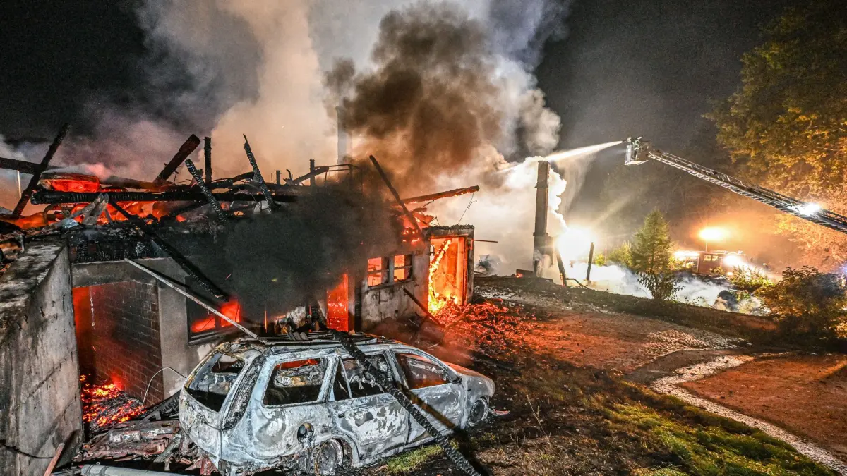 Bauernhaus steht in Flammen: Einsatzkräfte bekämpfen in der Nacht auf Montag einen Brand eines Bauernhauses in Gutach (Schwarzwaldbahn) im Ortenaukreis. (zu dpa: «Großbrand in Gutach - Bahnstrecke teils gesperrt»)
