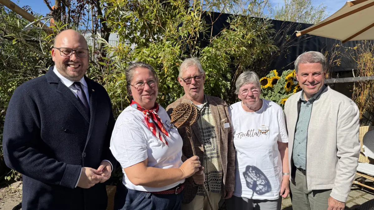 Symbolische Stabübergabe in der Flechtmanufaktur Katz: Carl Christian Hirsch, Rebekka Katz, Siegfried Katz, Karmen Katz und Hagen Breitling (von links).