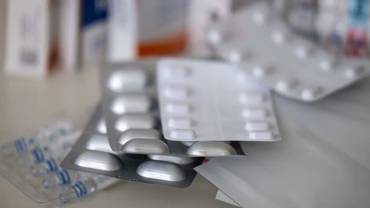 Illustration - Schmerzmittel: Schmerzmittel Fentanyl, Tilidin und Oxycodon verschiedener Hersteller in Form von Tabletten, Tropfen und Pflastern liegen auf dem Tisch. (zu dpa: «Grenzpolizei stellt mehr als 1.000 Oxycodon-Tabletten sicher»)