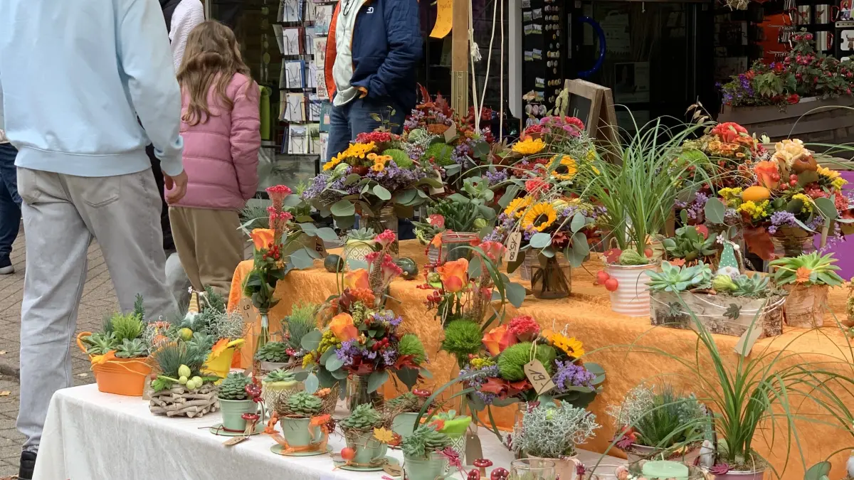 Farbenfroher herbstlicher Blumenschmuck wird ebenfalls verkauft.