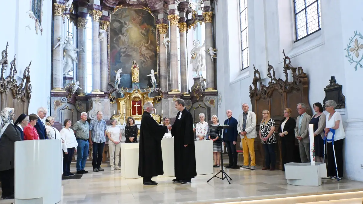 Im Beisein des Kirchengemeinderates wurde Pfarrer Andreas Güntter am Sonntag von Dekan Ulrich Dewitz entpflichtet.