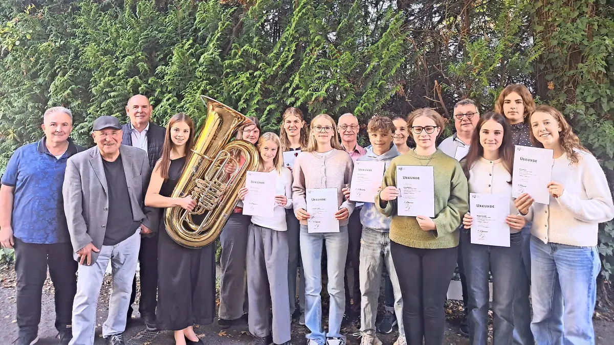 Die Geehrten der Stadtharmonie Villingen für besondere Leistungen oder langjährige Mitgliedschaft mit dem Vorsitzenden Heinrich Greif (zweiter von links) und Bernd Rist vom Blasmusikverband (dritter von links).