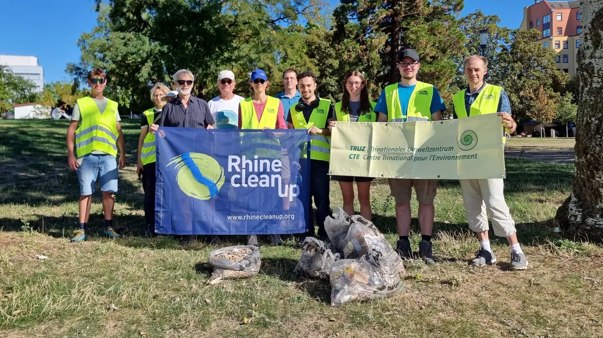 Mit vereinten Kräften gegen Kippen & Co.: an die 20 Teilnehmenden machen beim gemeinsamen RhineCleanup von „Weil.Sauber.Besser.“ und TRUZ mit und sorgen für einen saubereren Rheinpark in Friedlingen.