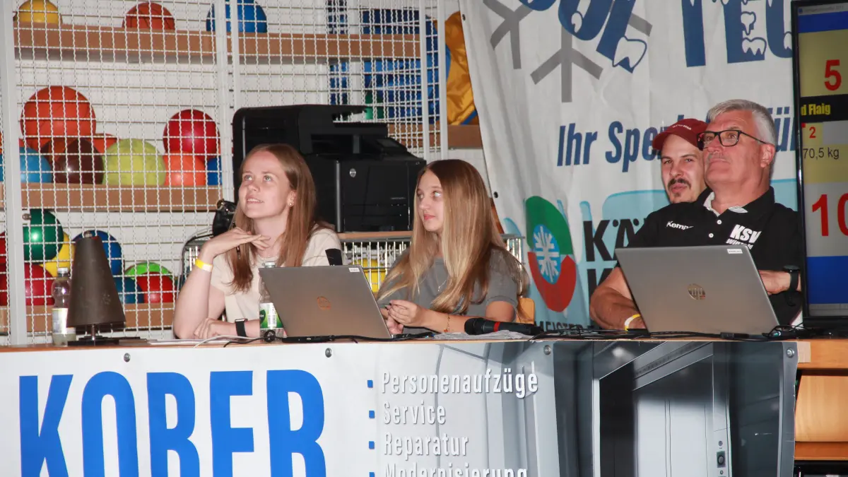 Zu einem offiziellen Ringkampf gehört auch die Kampfrichtertischbesetzung, die genau protokolliert was auf der Ringermatte stattfindet.