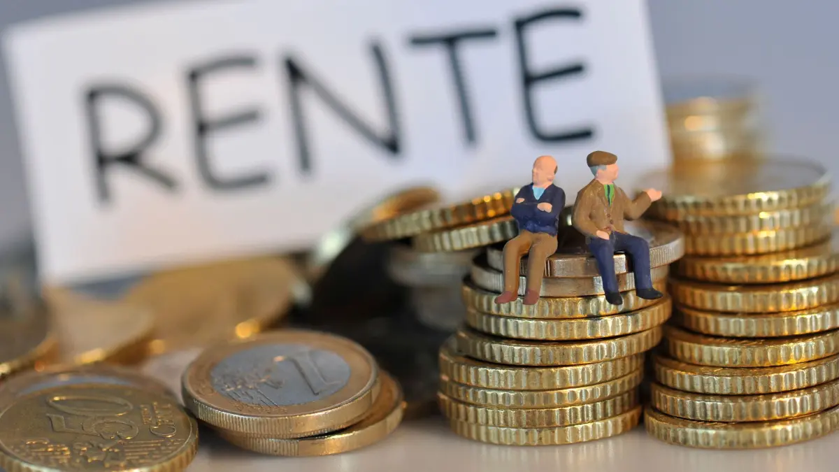 Rente: Die Miniatur-Figuren zweier «Rentner» sitzen auf einem Berg mit Euro-Münzen vor einem Schild mit der Aufschrift «Rente». (zu dpa: «Ökonomen warnen Bundesregierung vor Aufweichung der Rentenreform»)