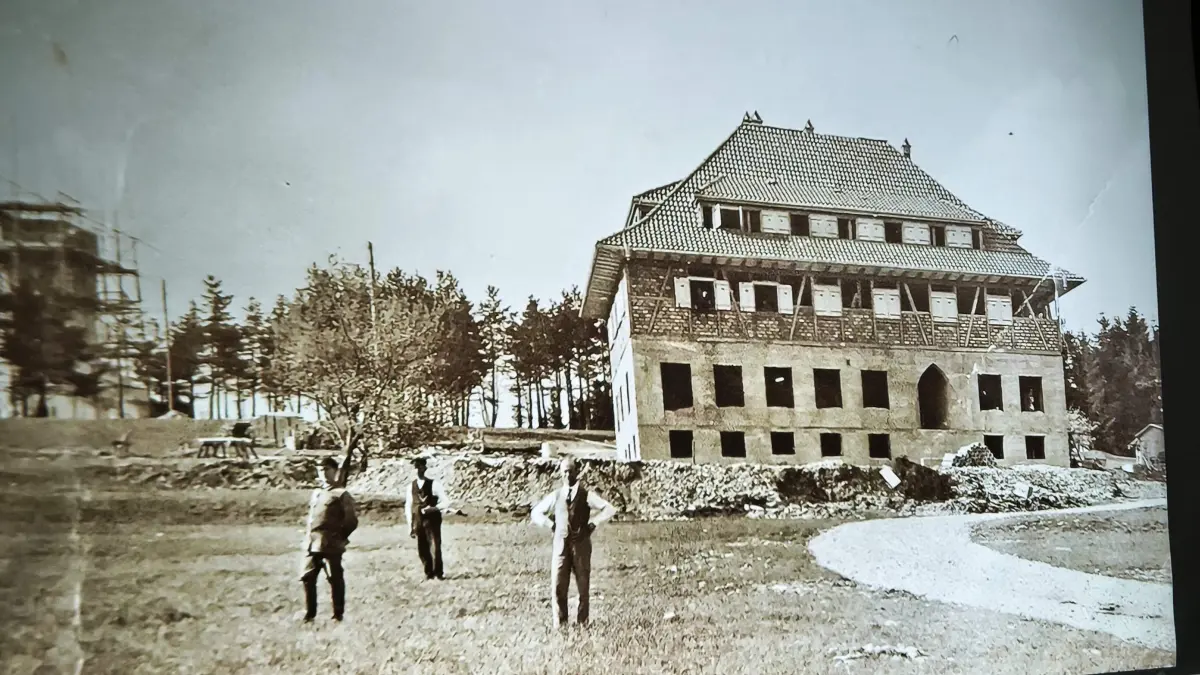 Historische Ansichten von Onstmettingen - hier vom Nägelehaus - lockten zahlreiche Besucher zum 9. Kaffeeklatsch des VdK Ortsverbandes.