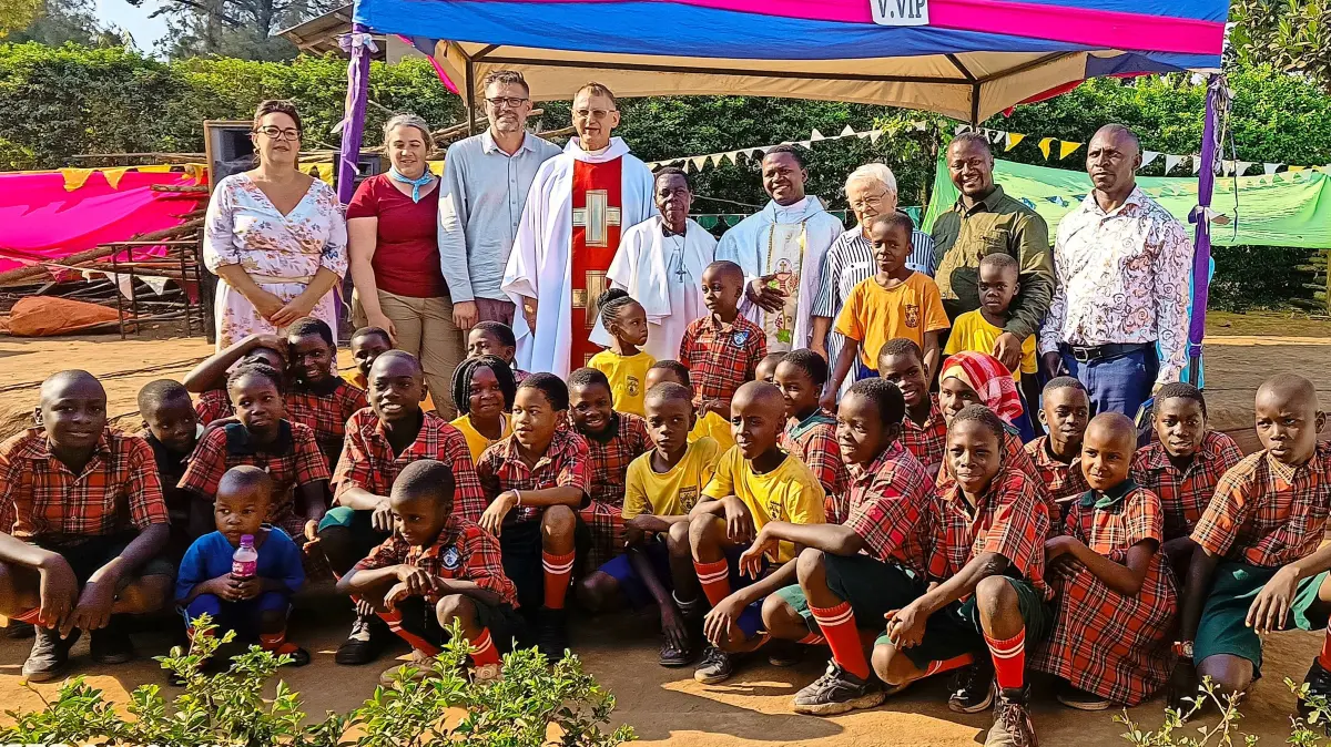 Die Delegation aus Schwenningen und Trossingen nach dem Gottesdienst mit Pfarrer Thomas Schmollinger und PfarrerKato Benedict mit Schülern der New Bright Nursery and Primary School in Uganda.