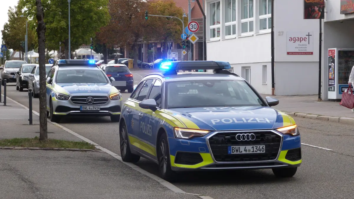 Immer wieder muss die Polizei zum Stadtbahnhof und zur nahegelegenen Edeka Filiale ausrücken wie hier bei einem Einsatz Ende August. (Archivbild)