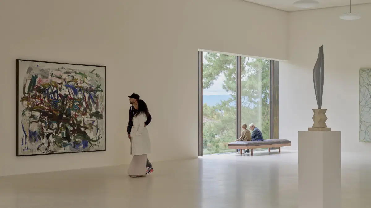 «Constellations» führt durch die beiden Museumsgebäude der Fondation Beyeler: das ikonische Beyeler Museum von Renzo Piano und das neue Wyss Museum von Peter Zumthor.