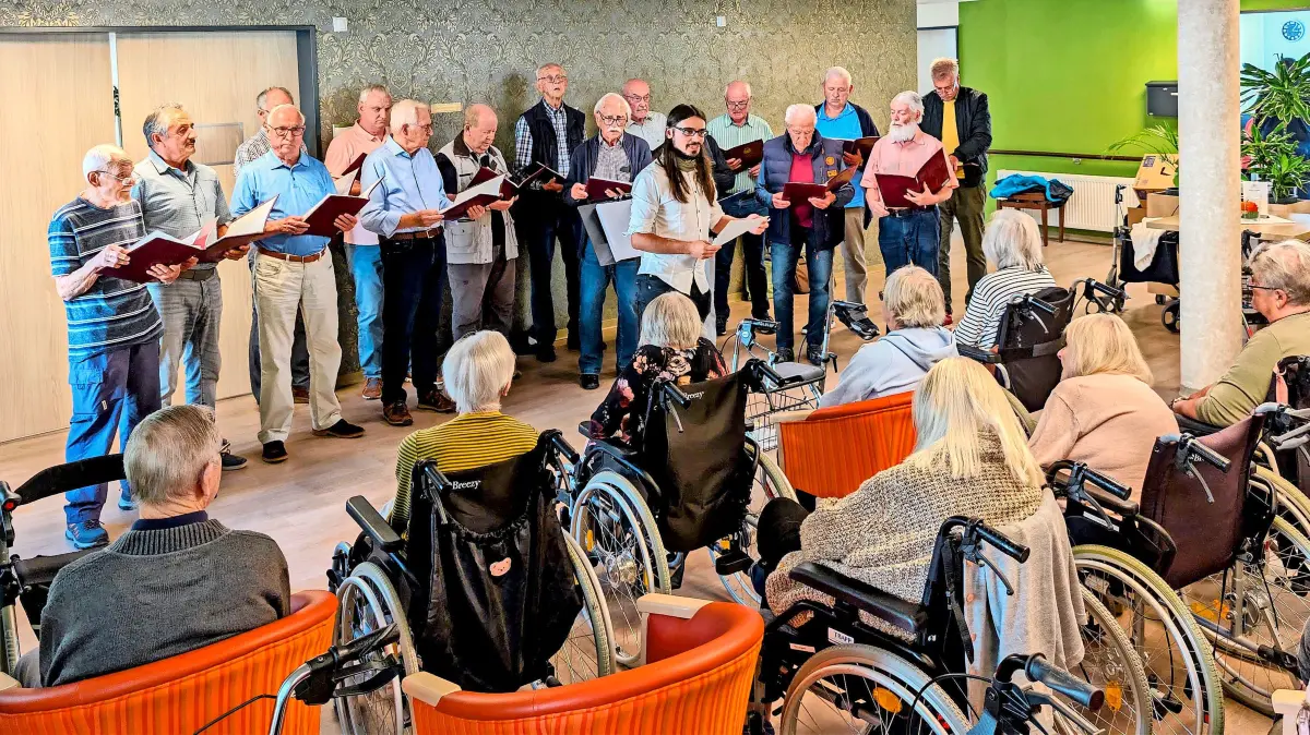 Die Männerchorgemeinschaft Villingen-Schwenningen trat erstmals im Arte Care in Schwenningen auf. Die musikalischen Darbietungen kamen beim Publikum bestens an.