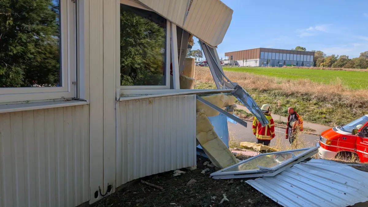 Großeinsatz der Rettungskräfte in Rottenburg: Ein Auto krachte gegen einen Container der Grundschule im Kreuzerfeld.