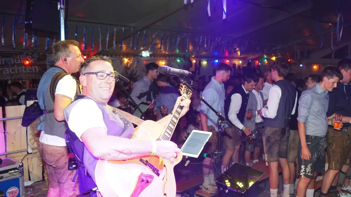 Der Höhepunkt beim 13. Gütenbacher Oktoberfest am Samstagabend der Auftritt der bekannten Band „Jauchzaaa“, die im voll besetzten Festzelt für Bombenstimmung sorgte.