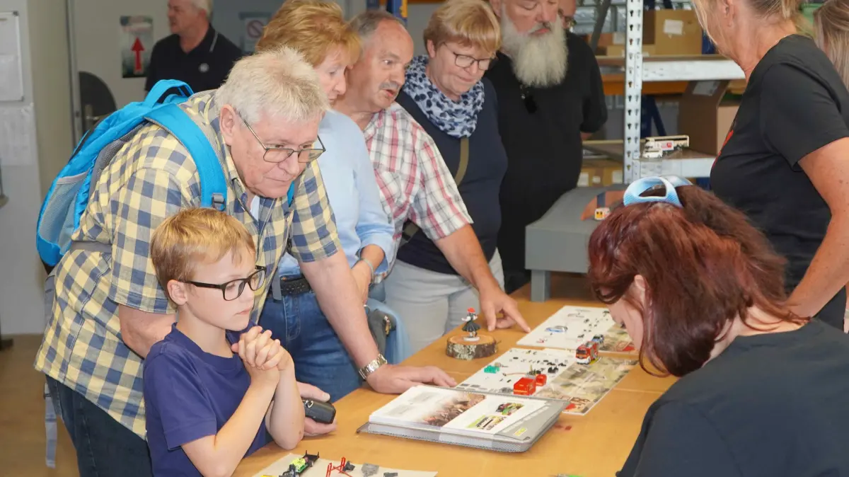Interessiert verfolgten die Besucher beim Tag der offenen Tür bei Modellbau Faller die Erklärungen und Vorführungen wie hier die Montage der kleinen Fahrzeuge.