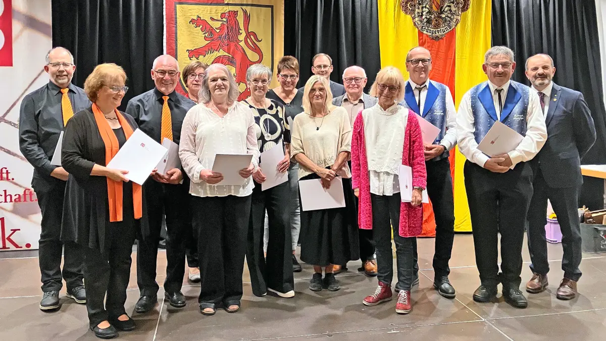 Eine Gruppe stolzer Jubilare, 25 Jahre, mit ihren Urkunden