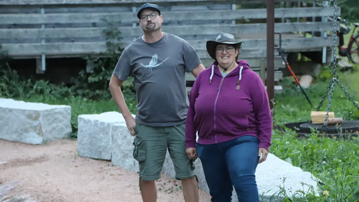 Jörg Klausmann und Anja Bärmann wollen hier, an Bach und der Blockhütte mit ihrem Verein „Pro Mensch und Natur Oberes Bregtal“ ein Herbstfest anbieten