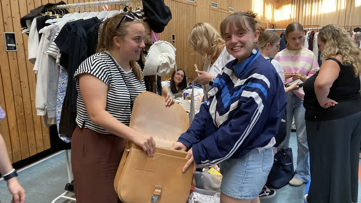 Marie Ehret (rechts) und Melanie Holzenthaler waren beim Frauenflohmarkt und fanden unter anderem eine Tasche.