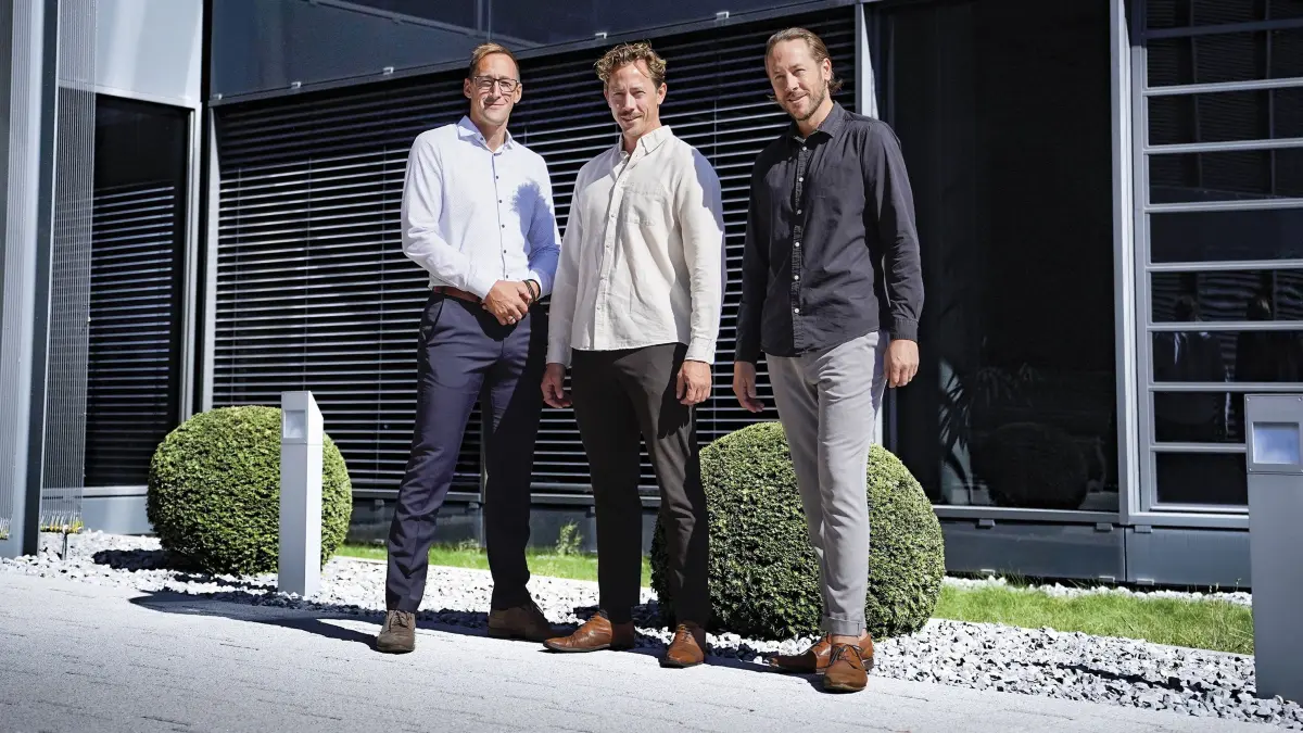 Zurück zu den Wurzeln von Olmatic: Die Brüder (von links) Patrick, Tobias und Christian Olma vor dem neuen Unternehmenssitz in Nagold.