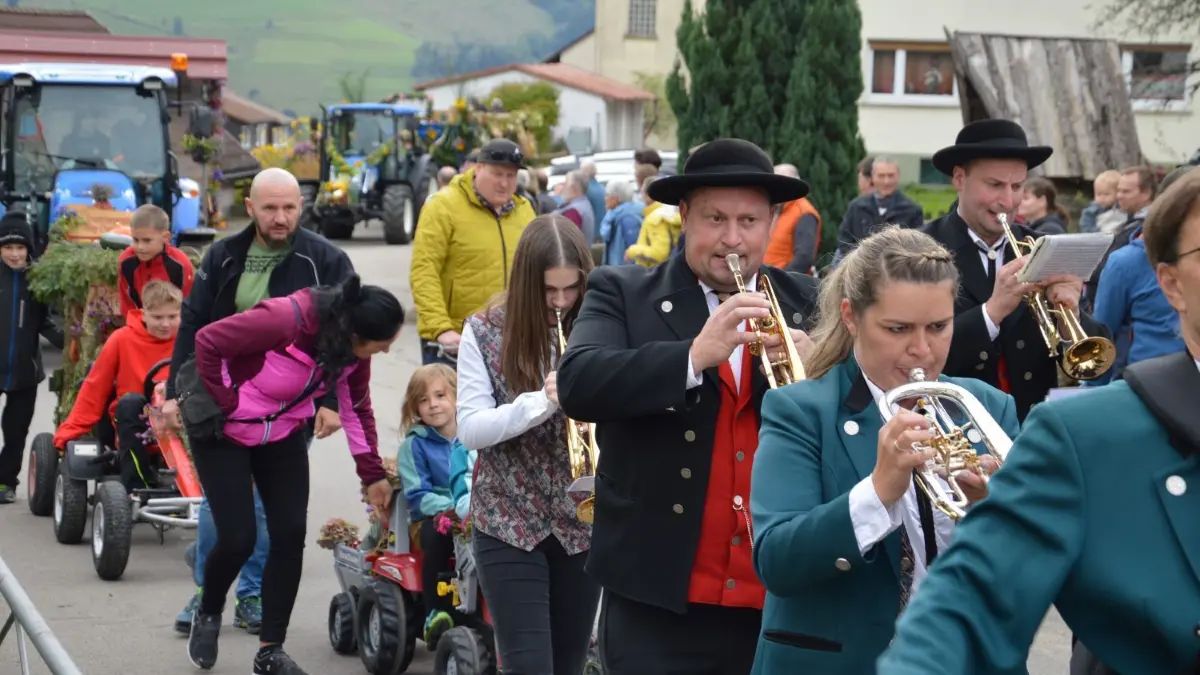 Im Anschluss an den Erntedank-Gottesdienst findet ein Umzug statt, der von der Trachtenkapelle Häg-Ehrsberg und dem Musikverein Rohmatt begleitet wird.